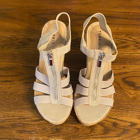 torrid Shoes - Torrid Beige Strappy Sandals with Front Zipper size 13